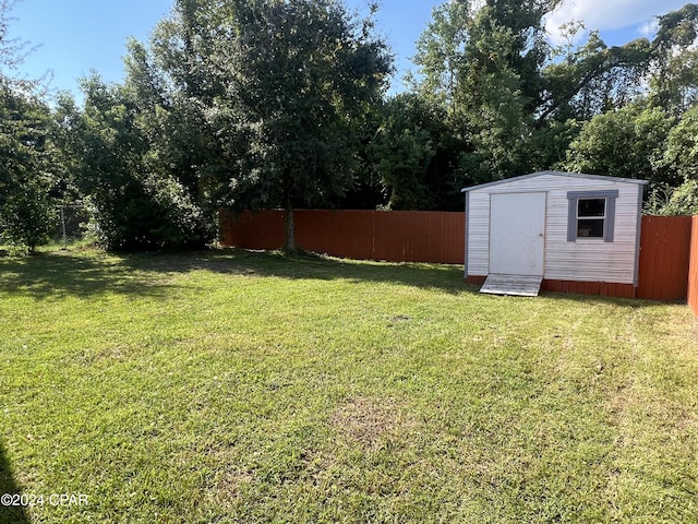 view of yard featuring a storage unit