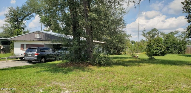 view of front of house with a front lawn and a garage