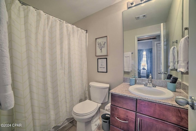 bathroom featuring a shower with shower curtain, vanity, and toilet