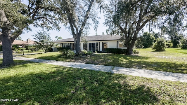 ranch-style house featuring a front lawn