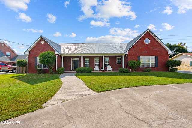 view of front facade with a front lawn