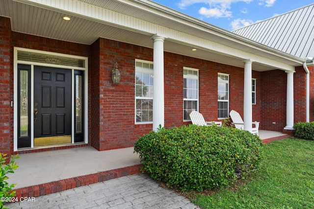 property entrance featuring a porch