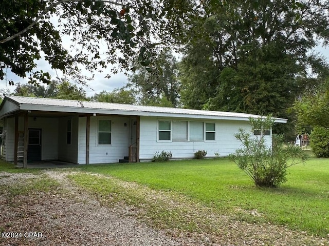 ranch-style home featuring a front lawn