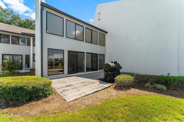 rear view of house featuring a yard