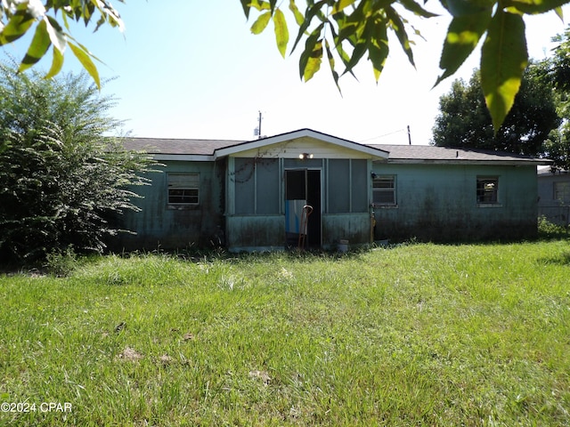 view of front of house featuring a front yard