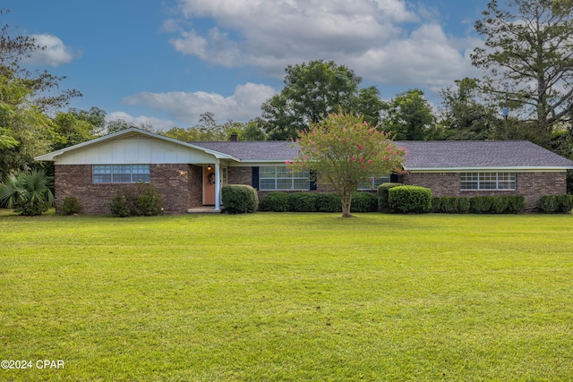 single story home featuring a front lawn