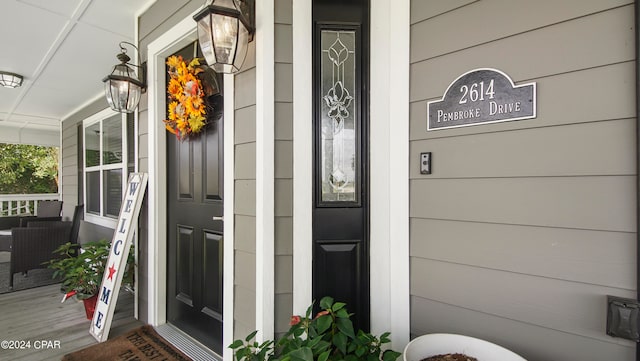 doorway to property with covered porch