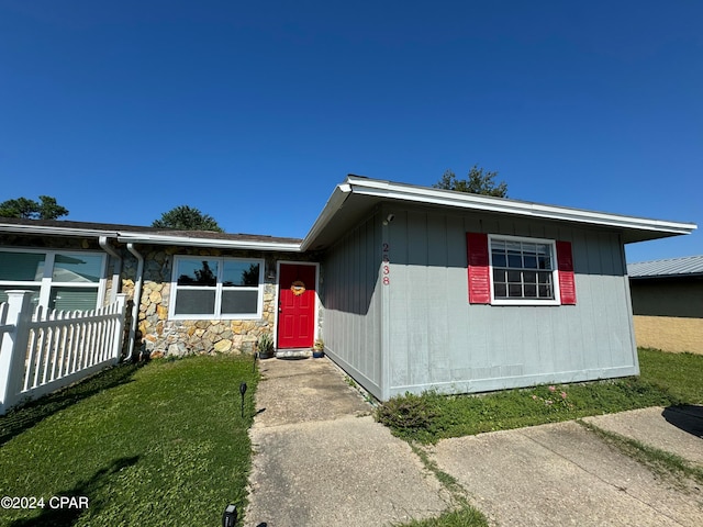 view of front facade with a front lawn