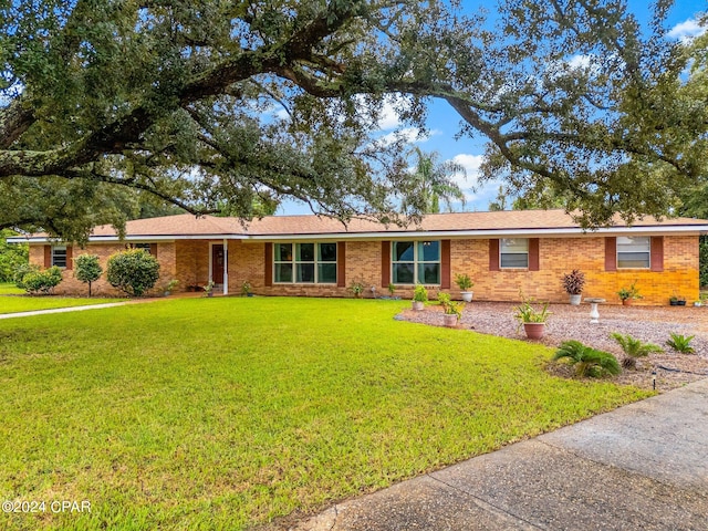 single story home with a front yard