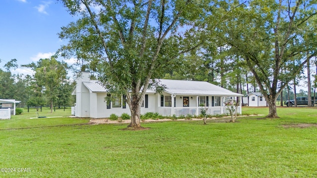 view of front facade featuring a front lawn and covered porch