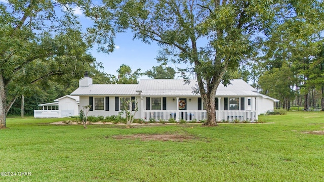 ranch-style home with a front lawn and a porch