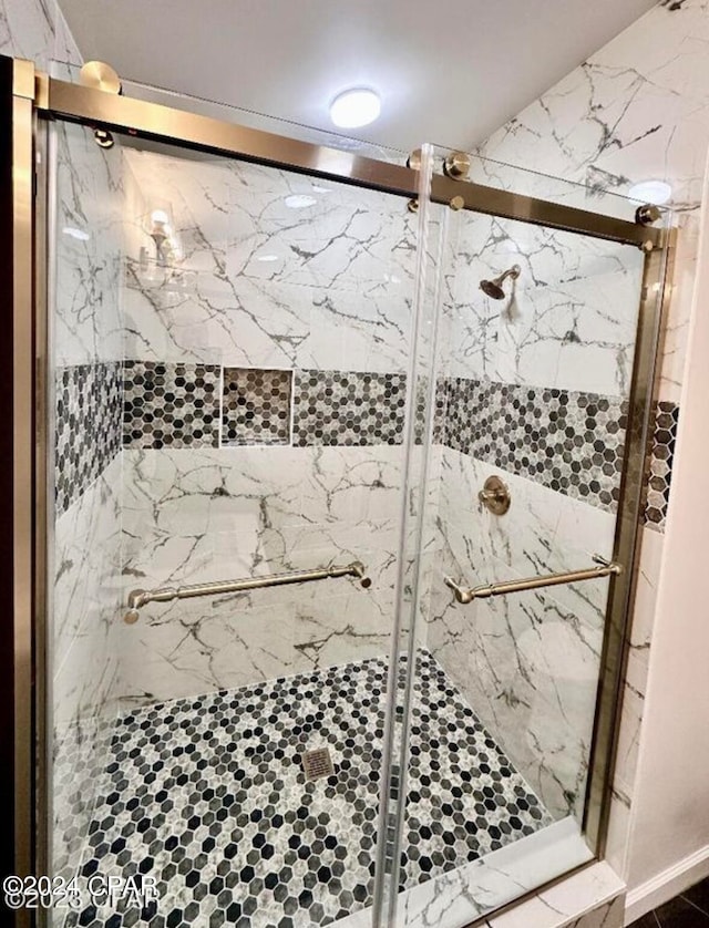 details featuring a shower with shower door