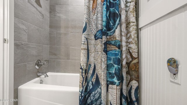 bathroom with shower / tub combo with curtain