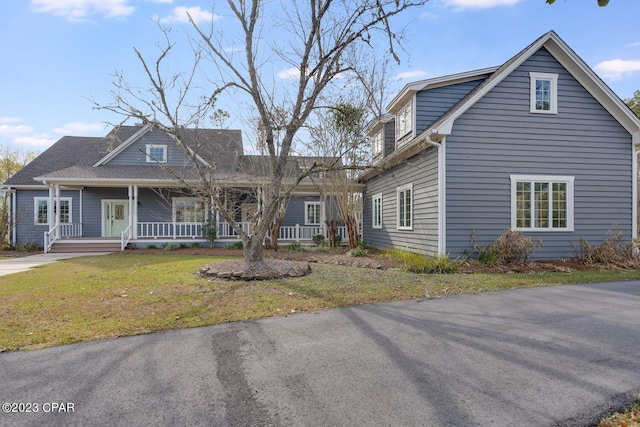 view of front of house featuring a porch and a front lawn