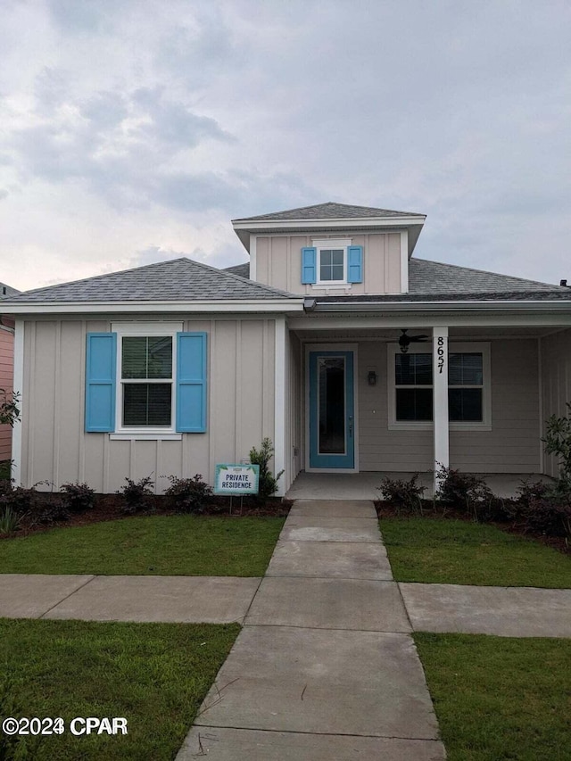 view of front of property featuring a front lawn