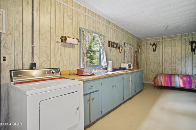 13272 NW State Road 20, Bristol, FL 32321 - laundry area with washer / dryer and wooden walls