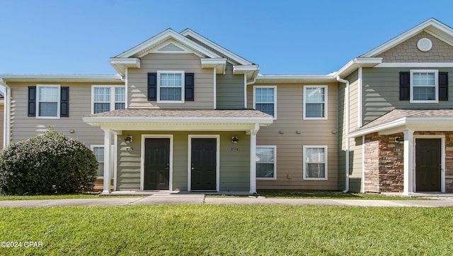 view of front of property featuring a front lawn