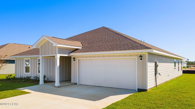 view of front of house featuring a garage and a front yard