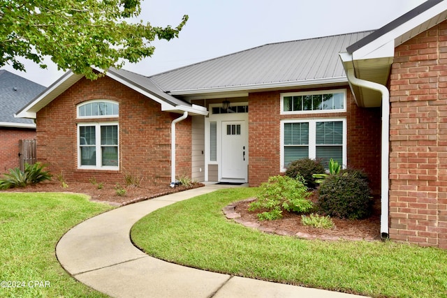 view of front of property with a front lawn