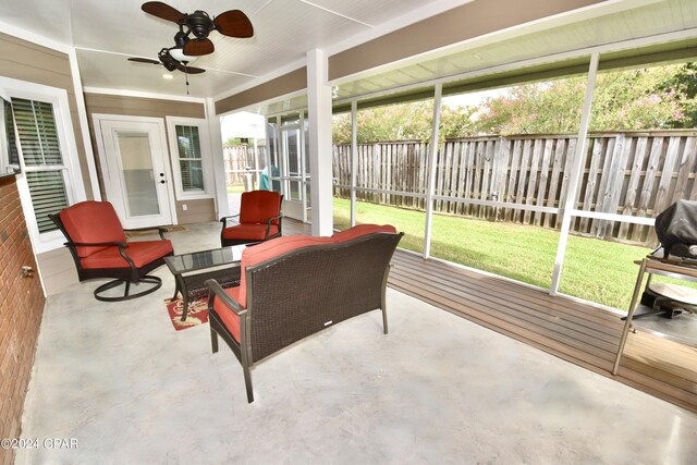 sunroom with ceiling fan