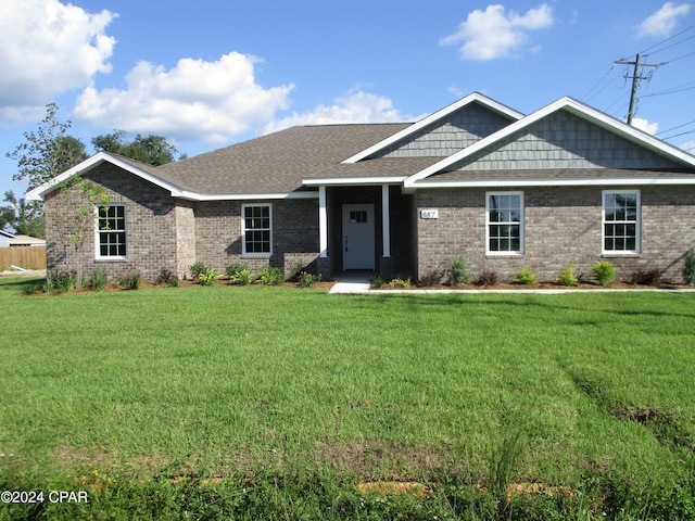 craftsman inspired home featuring a front lawn