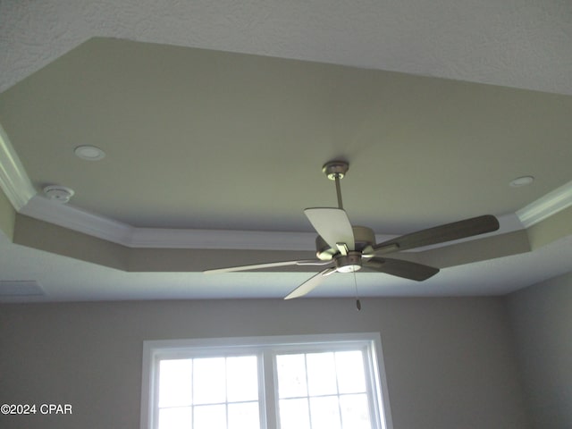 room details featuring ceiling fan