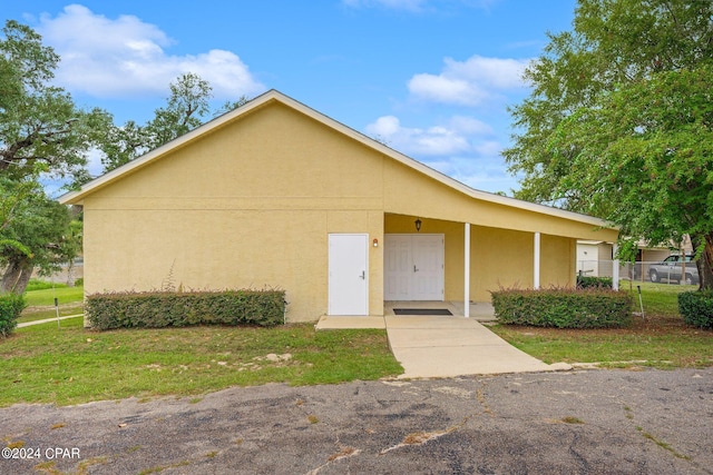 view of front of house featuring a front yard