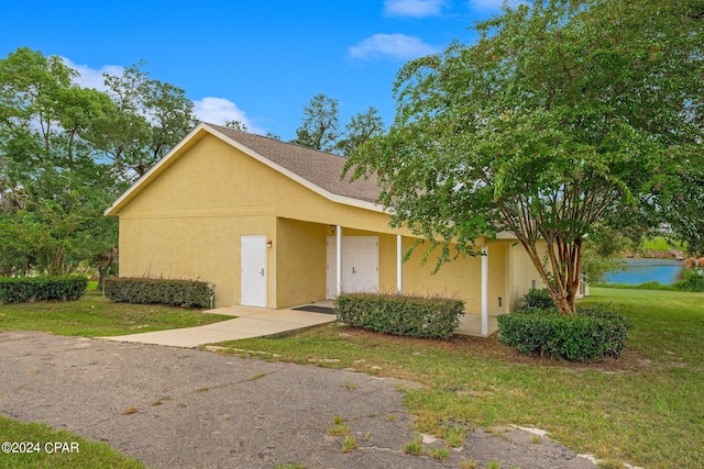 view of front of house featuring a front yard