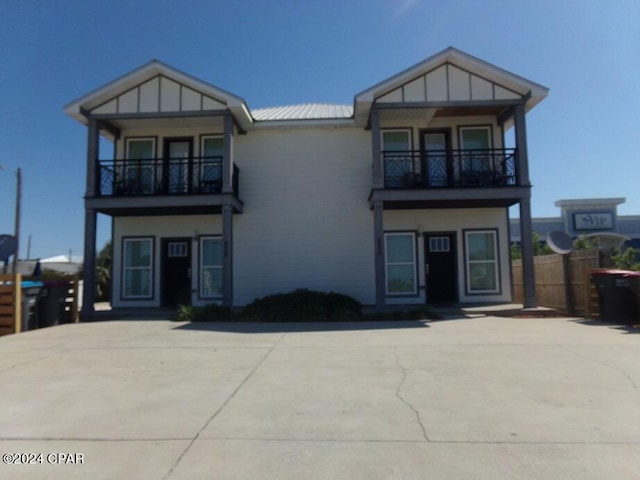 view of front of home featuring a balcony