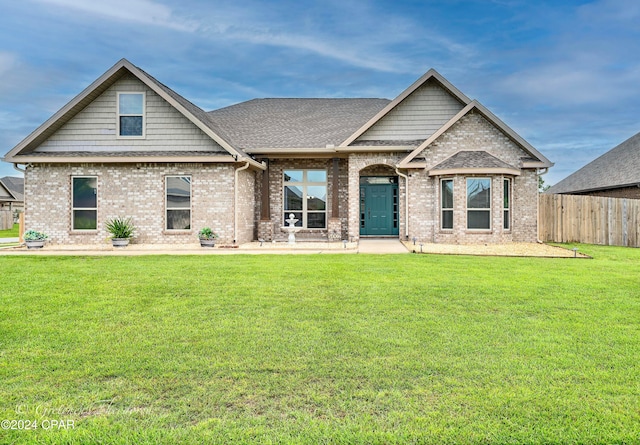 view of front facade featuring a front yard