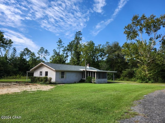 view of front of house featuring a front lawn