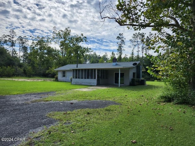 view of front of house featuring a front yard