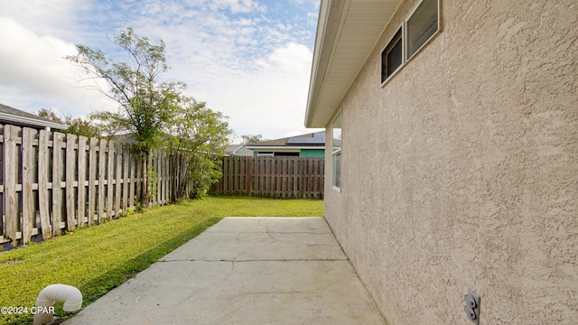 view of yard featuring a patio