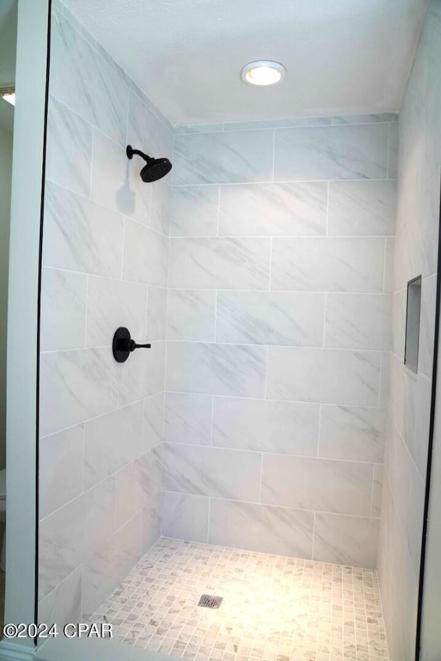 bathroom featuring tiled shower