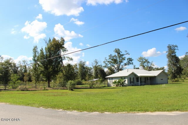 view of front of property featuring a front yard