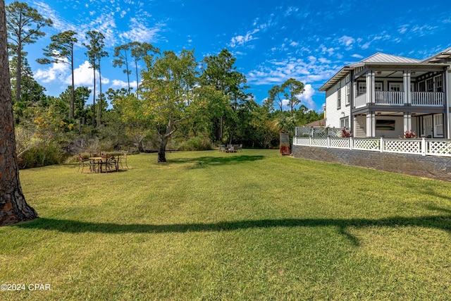 view of yard featuring a balcony