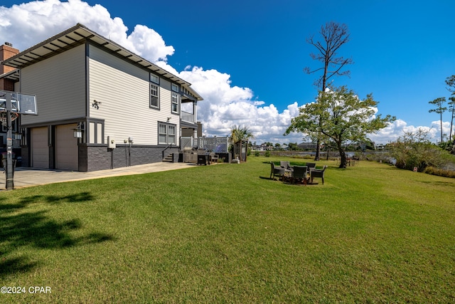 view of yard with a garage