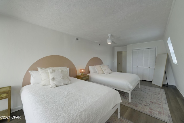 bedroom featuring hardwood / wood-style floors, ceiling fan, a textured ceiling, and a closet