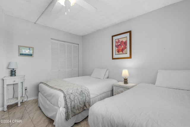 bedroom with ceiling fan, a textured ceiling, and a closet