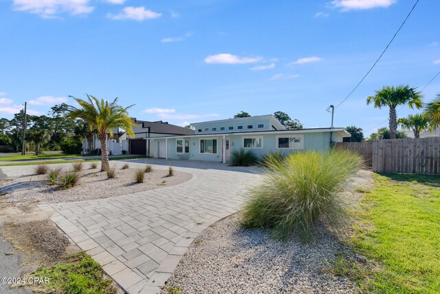 single story home featuring a front lawn