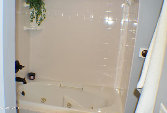 bathroom featuring tiled shower / bath