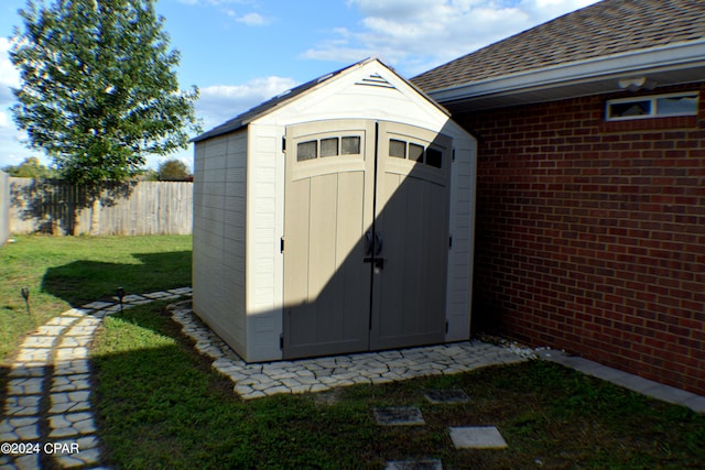 view of outdoor structure with a yard