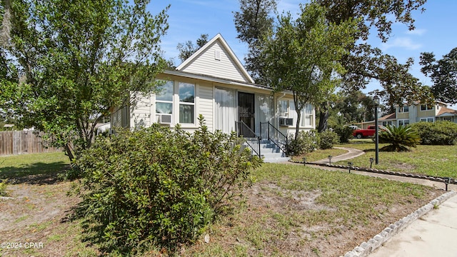 view of front of property featuring a front yard