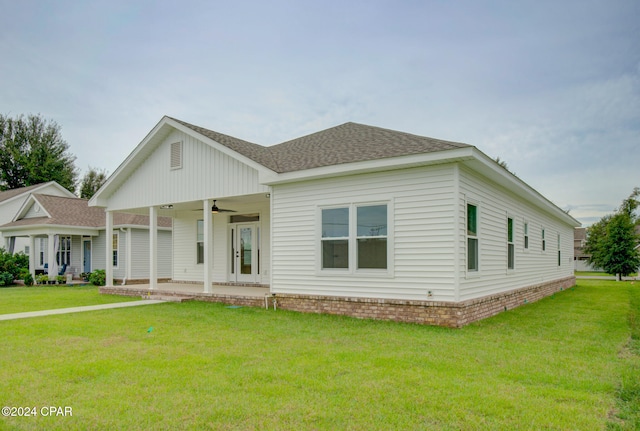 view of front of home with a front lawn, ceiling fan, and covered porch