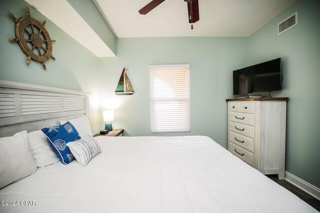 bedroom with ceiling fan