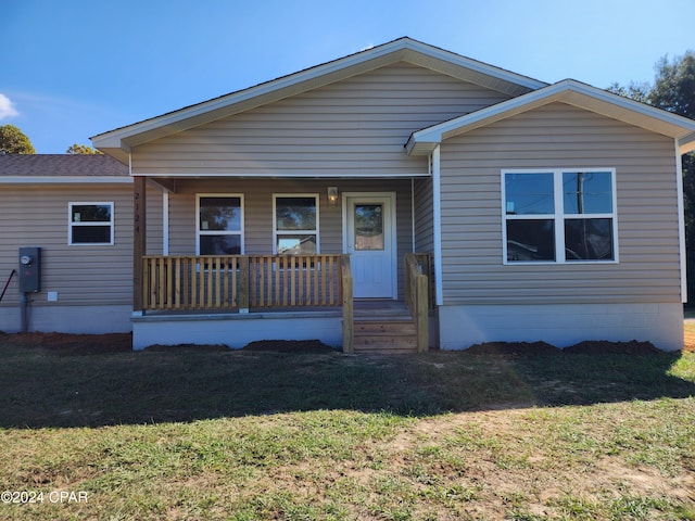 view of front of house featuring a porch and a front yard