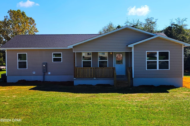 view of front of house featuring covered porch, a shingled roof, and a front yard