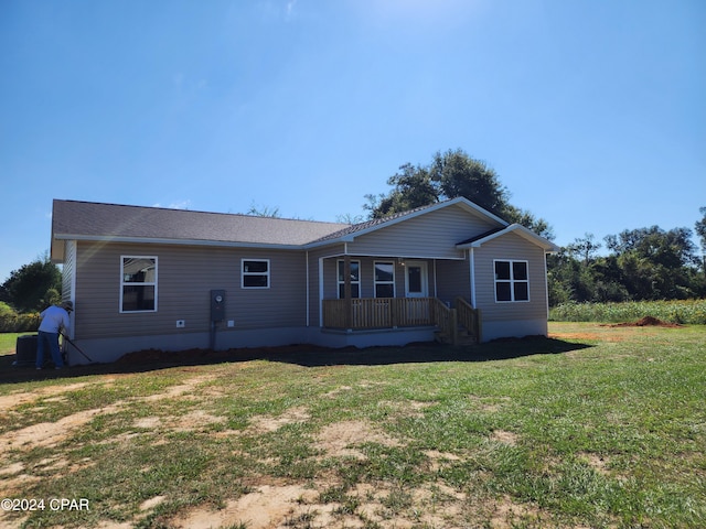 view of front facade featuring a front lawn