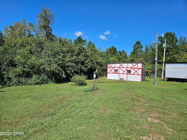 view of yard with an outbuilding