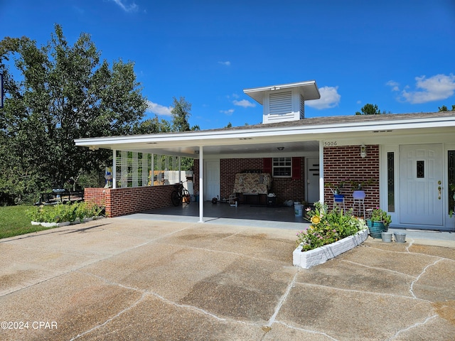 view of front facade with a carport